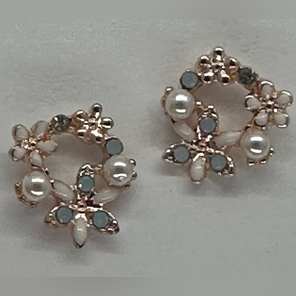 ✨🩵Dainty Rose Gold Flower Pearl & Crystal Wreath Stud Earrings Bridal Gift✨🩵 - Picture 5 of 16